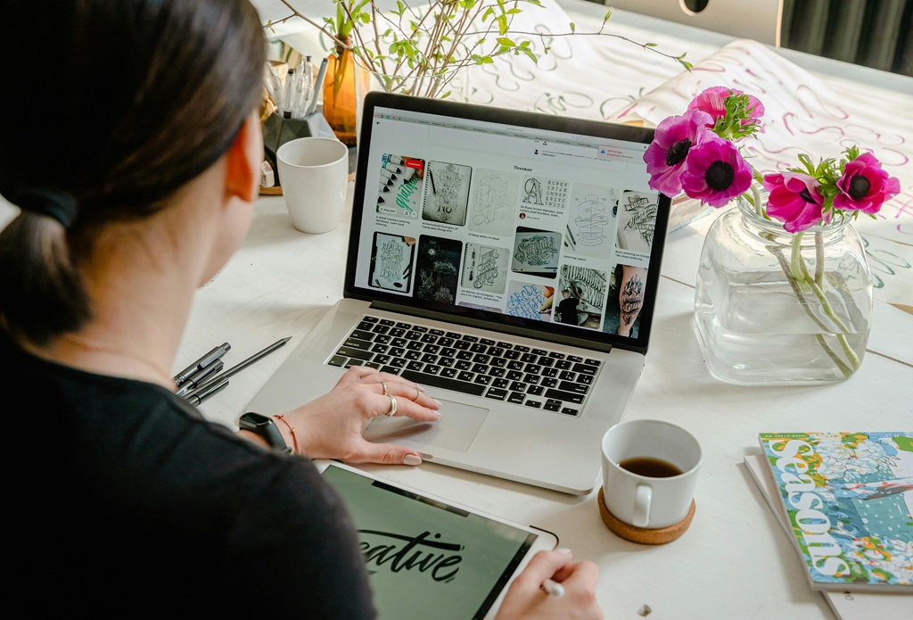 A woman working on the laptop